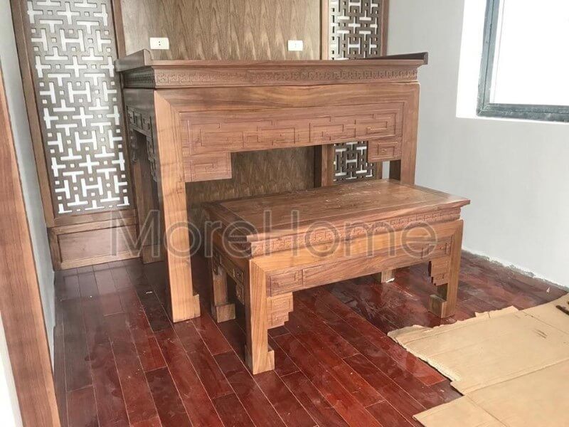 MoreHome, một nhà sản xuất nội thất, được biết đến với các sản phẩm bàn thờ gỗ óc chó phong thủy có kích thước chuẩn.