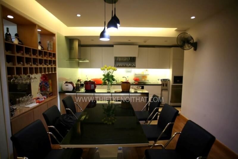 Thiết kế bàn ăn gọn gàng với sáu ghế Garce màu đen ấn tượng Thiết kế nội thất phòng ăn chung cư