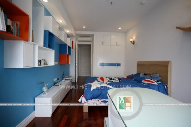 Không gian phòng ngủ của bé trai được bố trí với các thiết bị như giường ngủ, kệ trang trí, tủ quần áo,...