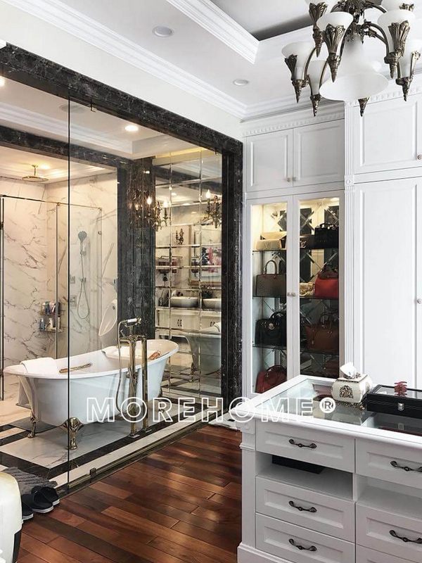 Thi công phòng tắm cao cấp sử dụng vách tắm kính cường lực giúp không gian được mở rộng tối đa