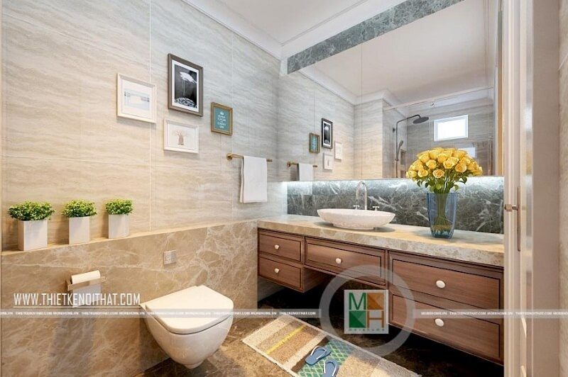 Thiết kế phòng tắm chung cư tiện nghi với trang thiết bị vệ sinh cao cấp kết hợp kệ tủ gỗ màu óc chó mang đến sự sang trọng và tinh tế.